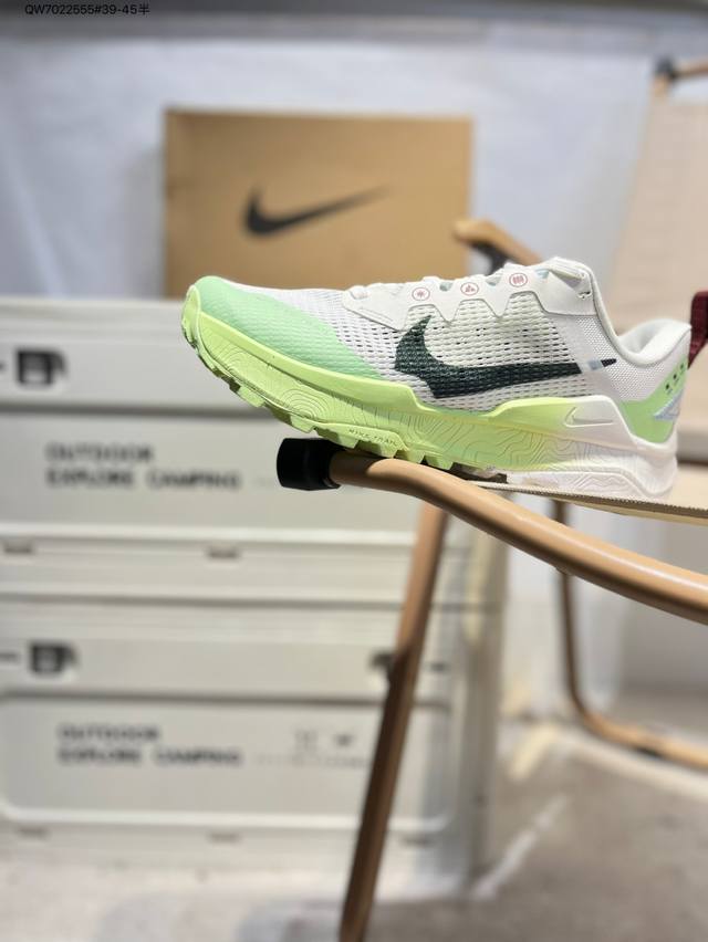 Nike Wildhorse 8 男子越野跑步鞋飞野马八代 缓震透气运动鞋穿上Nike Wildhorse 8 越野跑步鞋由步道起点往山顶前进沿途征服蜿蜒小径起