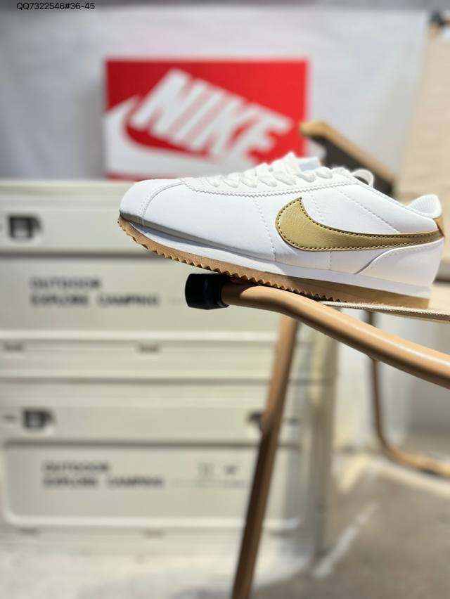 Nike Classic Cortez 全新配色 经典阿甘休闲跑步鞋 纯粹而执着的精神，使得Cortez种在了一代人的心里，无论是否喜欢它复古的鞋型，一双Nik