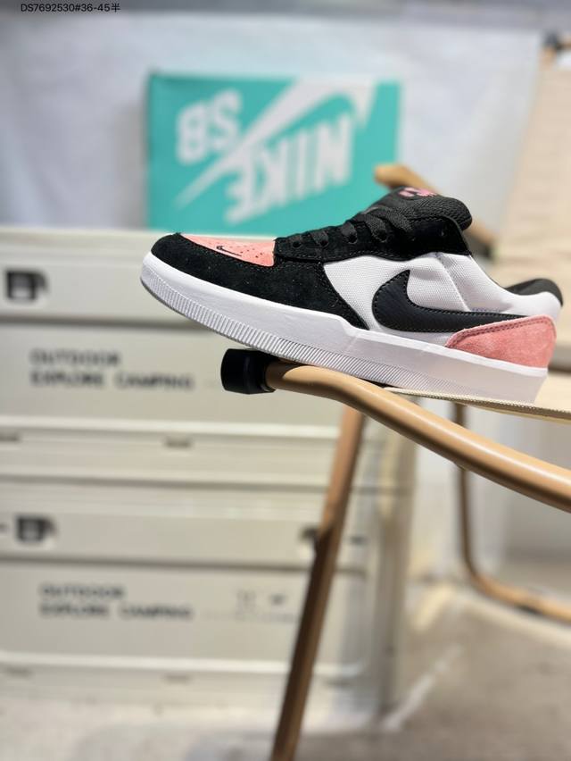 耐克Nike Sb Force 58 运动滑板鞋。这是一款将前沿创新带入街头的单品，它具有硫化杯底，具有出色的耐用性和灵活性。使用柔软皮革和帆布拼接，在饰面上放
