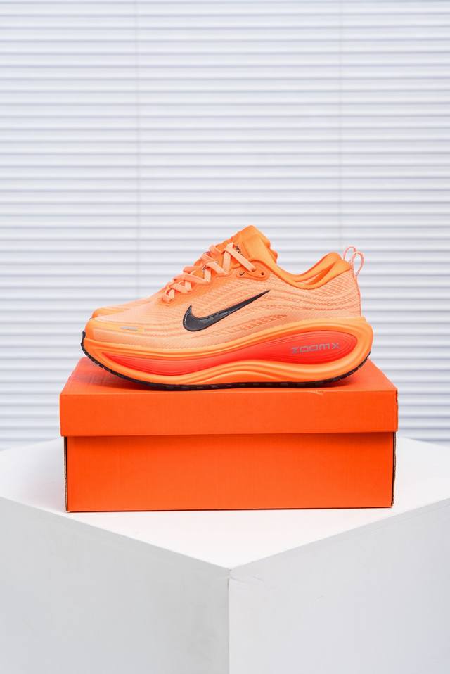 核心私 Nike Vomero Plus 耐克 舒适减震防滑 低帮跑步鞋 全掌Reactx泡绵中底 前掌和后跟还配备了Air Zoom气垫单元 据说跑起来更快更