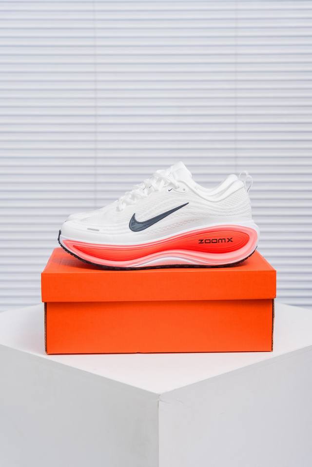 核心私 Nike Vomero Plus 耐克 舒适减震防滑 低帮跑步鞋 全掌Reactx泡绵中底 前掌和后跟还配备了Air Zoom气垫单元 据说跑起来更快更