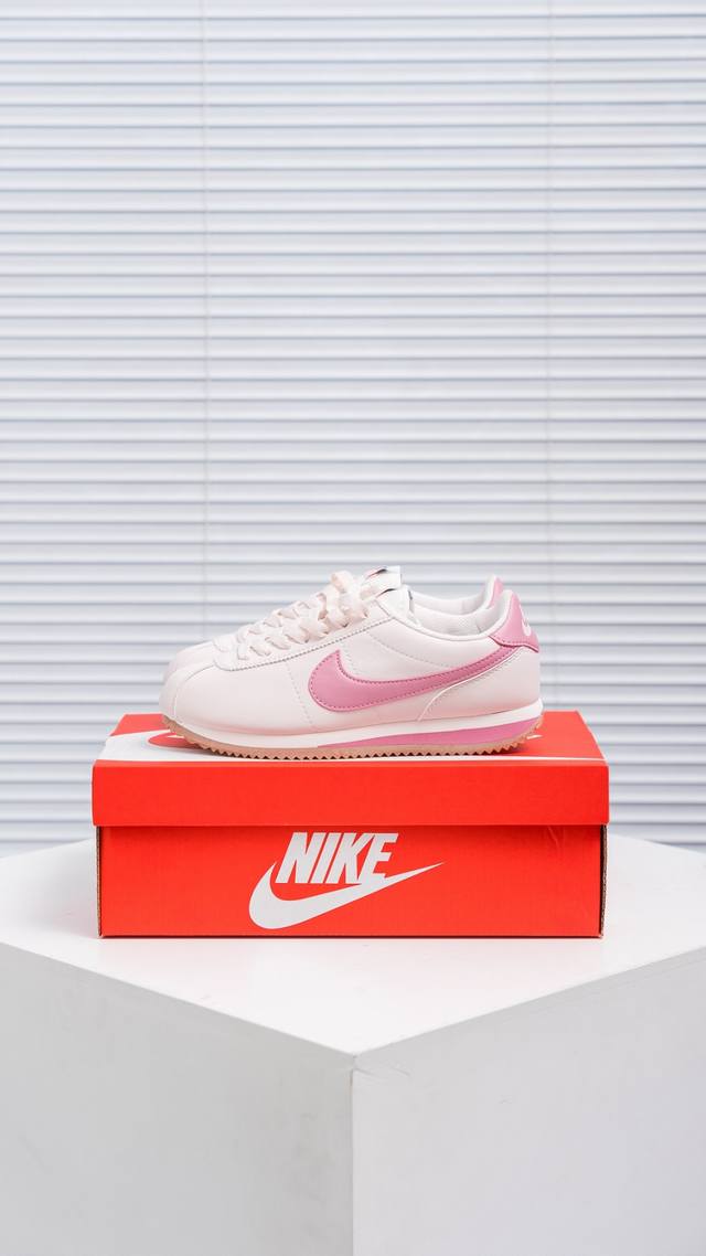 核心私 Nike Classic Cortez Nylon Pren 全新配色经典阿甘休闲跑步鞋 纯粹而执着的精神，使得Cortez种在了一代人的心里，无论是否