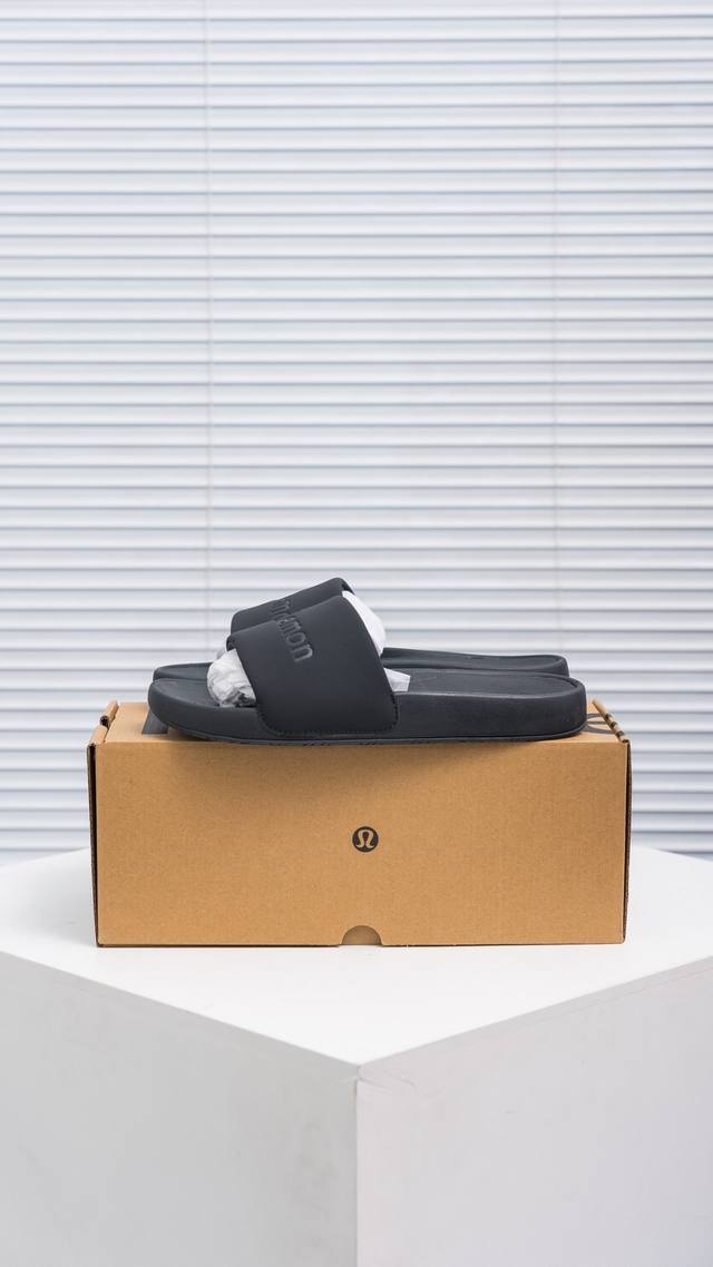 核心私 来自Lulullemon的拖鞋 延续了极简的设计风格，侧面是Lululemon的Logo 鞋面是加厚的，很软糯。鞋底是吸汗透气面料，有一点踩 “屎”的感