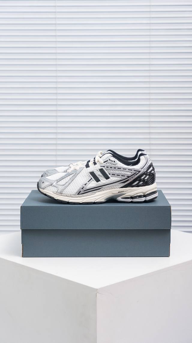 核心私 New Balance 1906系列 休闲鞋 #采用轻质牛剖革拼接透气网眼衬垫织物鞋面材质 T-Beam大底提供足步弓支撑，保持步态稳定 后跟搭载外露缓