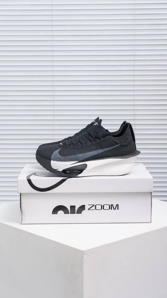 核心私 Nike Air Zoom Alphafly Next% 整体采用前作的设计语言，并且对后者的细节进行升级，马拉松和长距离路跑的性能极限设计而生。 货号