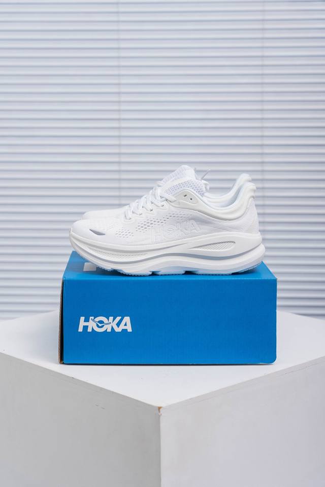 核心私 Hoka M Bondi 9全新配色 这个品牌来自于新西兰的毛利语，Hoka表示大地，One One表示飞越，连起来就是飞越地平线，One One不是读