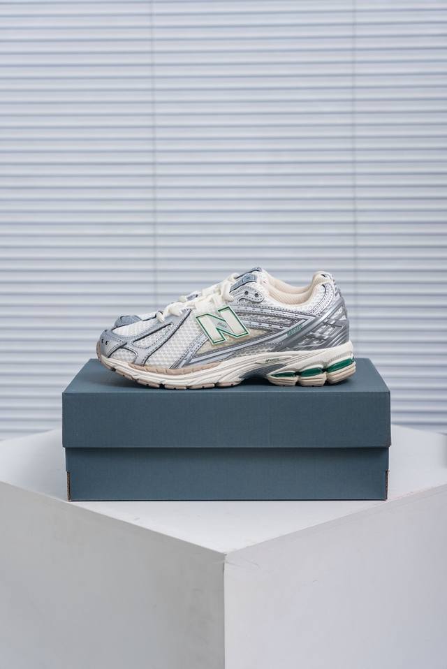 核心私 New Balance 1906系列 休闲鞋 #采用轻质牛剖革拼接透气网眼衬垫织物鞋面材质 T-Beam大底提供足步弓支撑，保持步态稳定 后跟搭载外露缓
