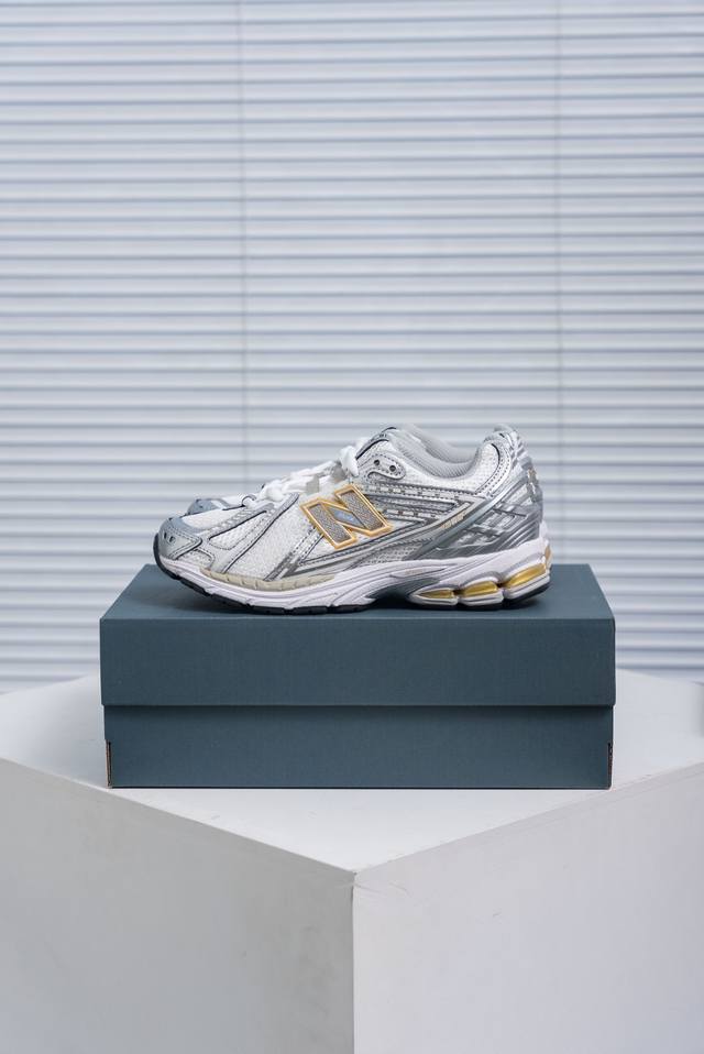核心私 New Balance 1906系列 休闲鞋 #采用轻质牛剖革拼接透气网眼衬垫织物鞋面材质 T-Beam大底提供足步弓支撑，保持步态稳定 后跟搭载外露缓
