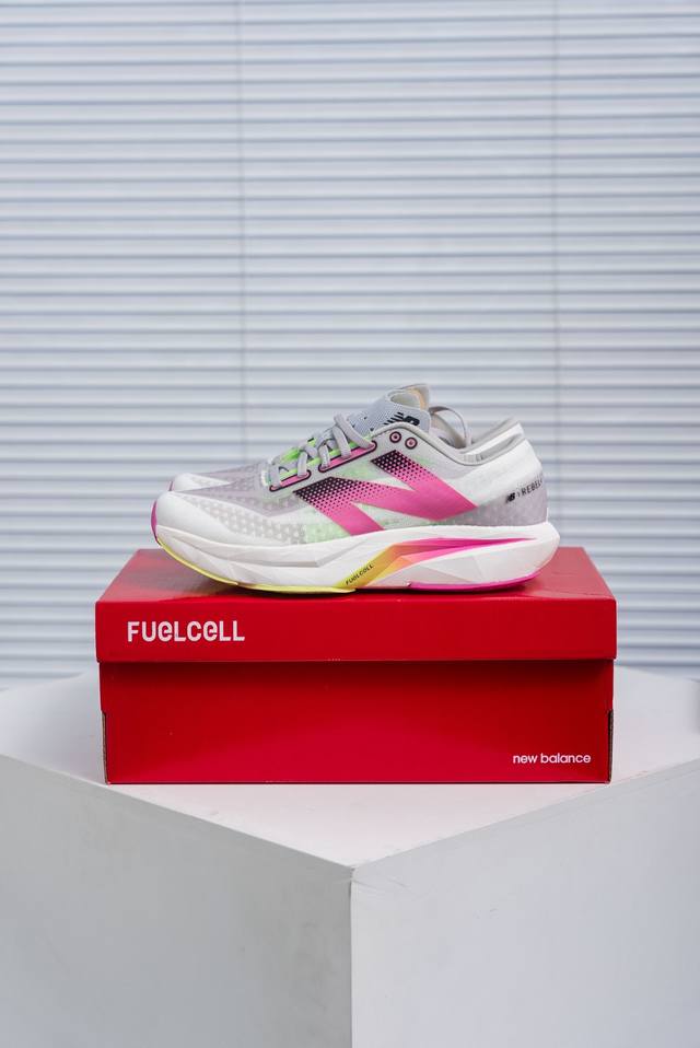 核心私 New Balance Fuelcell Rebel V4 低帮防滑耐磨百搭休闲跑步鞋 #内置碳板 超轻透气针织网眼材料结构鞋面 中底嵌入Fuelcel
