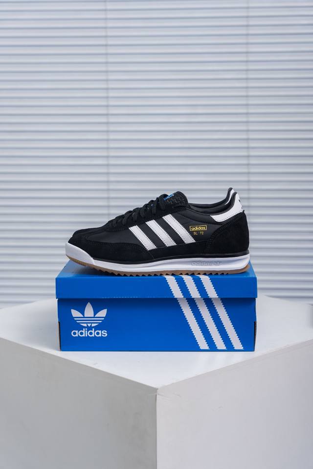 核心私 Adidas Originals Sl 72 Rs 超轻便透气复古慢跑鞋 鞋头的设计饱满圆润 鞋面是翻毛皮和尼龙材质结合 上脚舒适柔软 橡胶大底非常耐磨