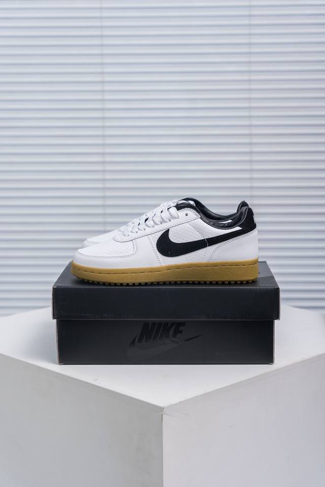 核心私 Nike Field General 82 美式休闲运动鞋 #鞋面采用精选顺滑皮革、合成革与耐固织物材质打造；经典黑白配色组合与黑色华夫格鞋底相呼应。经