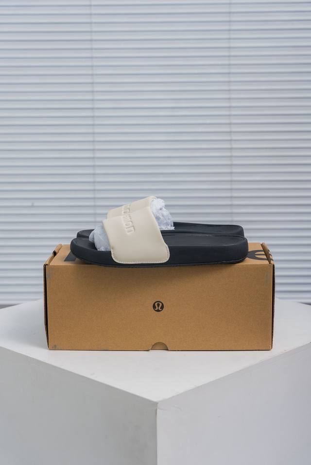 核心私 来自Lulullemon的拖鞋 延续了极简的设计风格，侧面是Lululemon的Logo 鞋面是加厚的，很软糯。鞋底是吸汗透气面料，有一点踩 “屎”的感