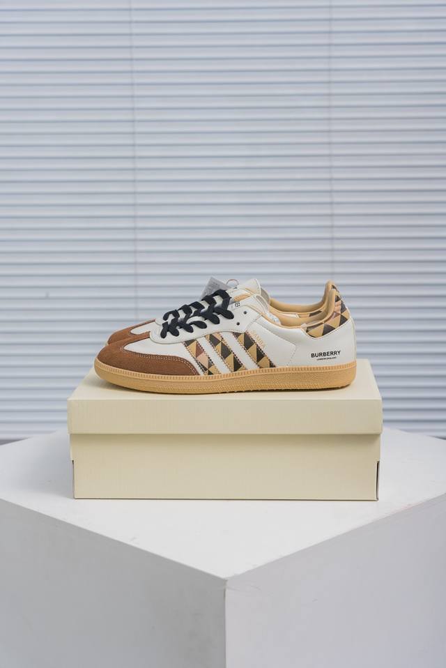 核心私 Adidas Samba Og 桑巴舞街头系列德训运动板鞋 采用固色翻毛皮组合牛剖革鞋面材质 外置正确3层组合围条加厚烟胶橡胶大底 货号：Gj75806