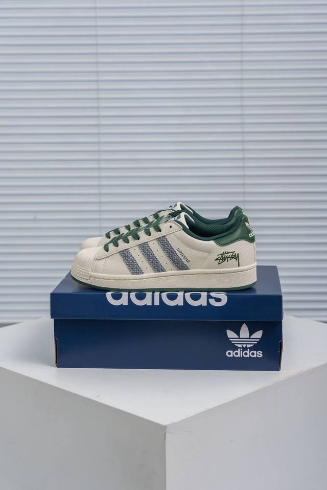 核心私 Adidas Originals Gazelle Indoor 三叶草复古防滑耐磨低帮板鞋 鞋款采用柔软的绒面革和耐用的皮革衬里融合在橡胶外底上 货号：