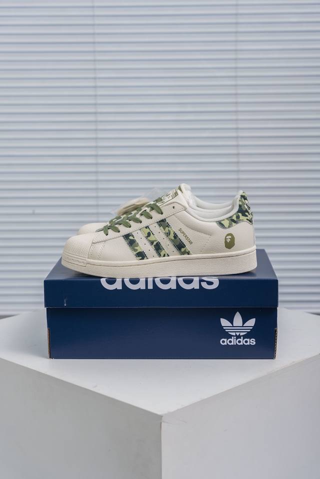 核心私 Adidas Originals Gazelle Indoor 三叶草复古防滑耐磨低帮板鞋 鞋款采用柔软的绒面革和耐用的皮革衬里融合在橡胶外底上 货号：