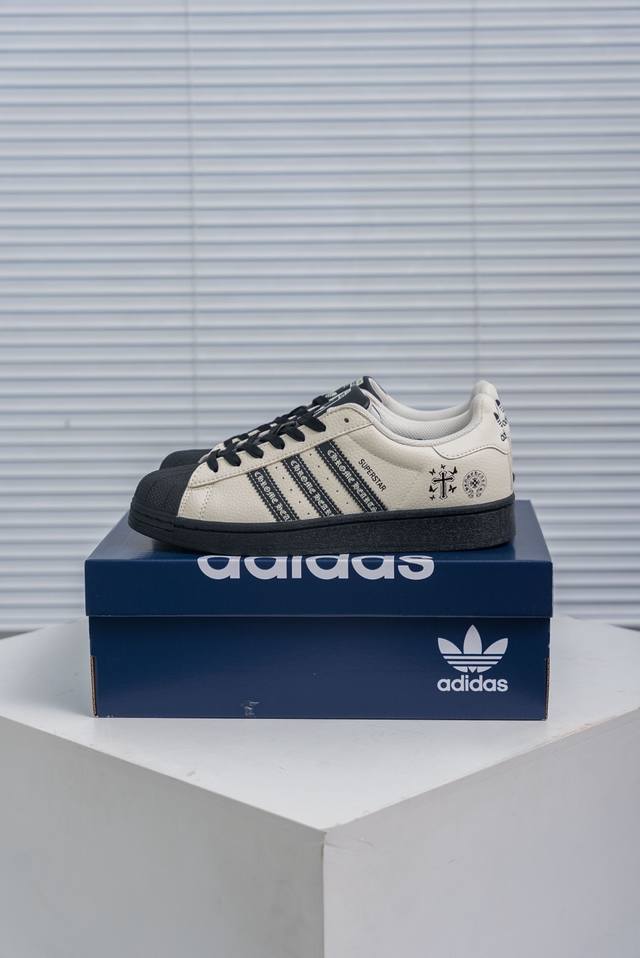 核心私 Adidas Originals Gazelle Indoor 三叶草复古防滑耐磨低帮板鞋 鞋款采用柔软的绒面革和耐用的皮革衬里融合在橡胶外底上 货号：