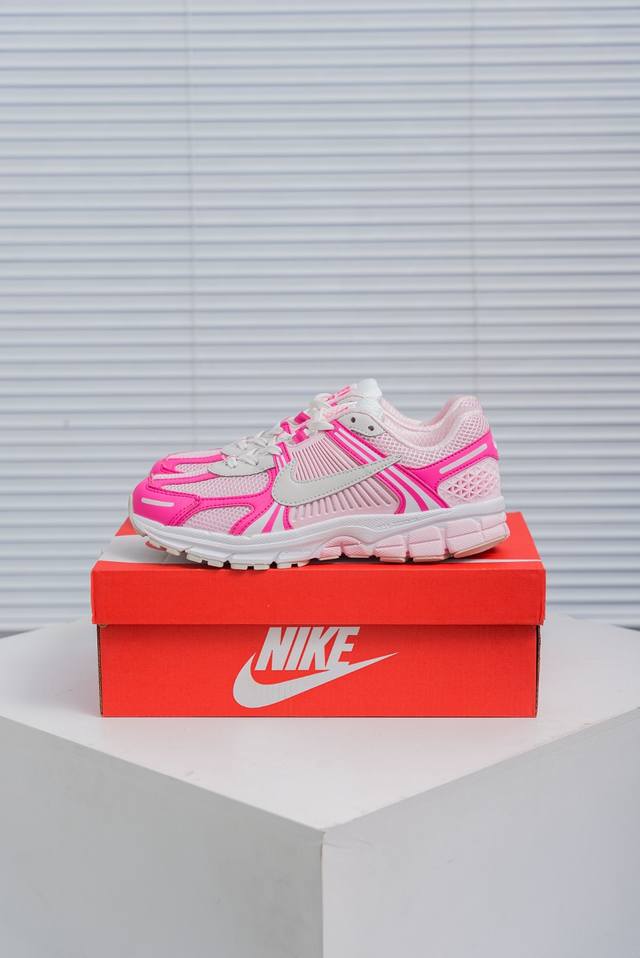 核心私 Nike 耐克夏季 Zoom Vomero 5 运动鞋休闲训练跑步鞋。Nike Zoom Vomero 5 男女子运动鞋妥帖包覆足部，提供透气支撑效果。