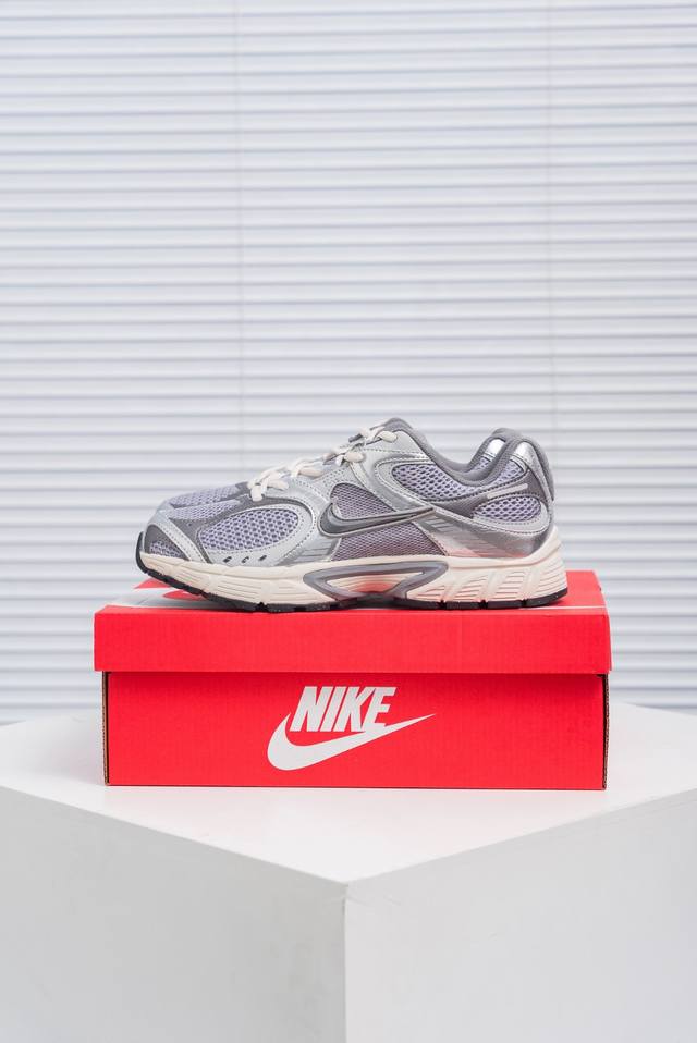 核心私 Nike V5 Rnr 千禧年经典复古跑鞋 #搭载泡绵中底厚实而轻盈匠心细节巧搭立体耐克勾标志焕新演绎复古 货号：Hj5228 003 尺码：36 36