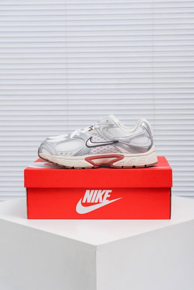 核心私 Nike V5 Rnr 千禧年经典复古跑鞋 #搭载泡绵中底厚实而轻盈匠心细节巧搭立体耐克勾标志焕新演绎复古 货号：Hq7901 102 尺码：36 36