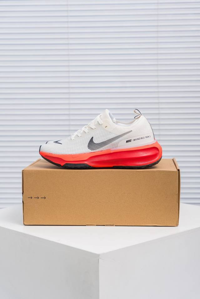 核心私 Zoomx Invincible Run Fk3 短跑马拉松系带系列轻量休闲运动慢跑鞋 ！此鞋专为短跑运动员而生，是为 5 至 10 公里距离的赛事和训