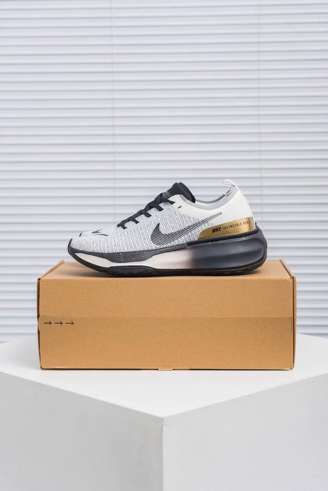 核心私 Zoomx Invincible Run Fk3 短跑马拉松系带系列轻量休闲运动慢跑鞋 ！此鞋专为短跑运动员而生，是为 5 至 10 公里距离的赛事和训