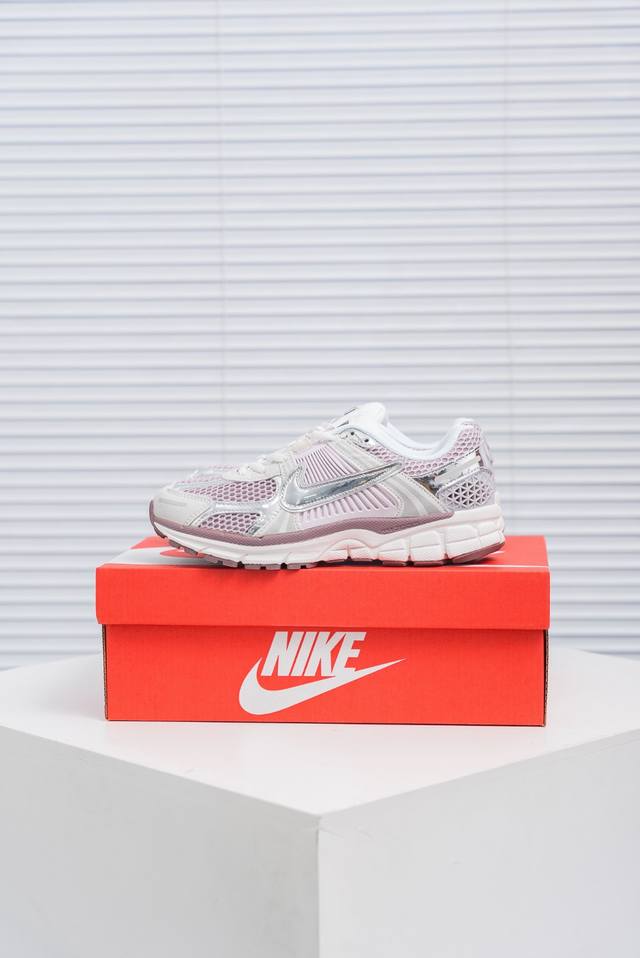 核心私 Nike 耐克夏季 Zoom Vomero 5 运动鞋休闲训练跑步鞋。Nike Zoom Vomero 5 男女子运动鞋妥帖包覆足部，提供透气支撑效果。