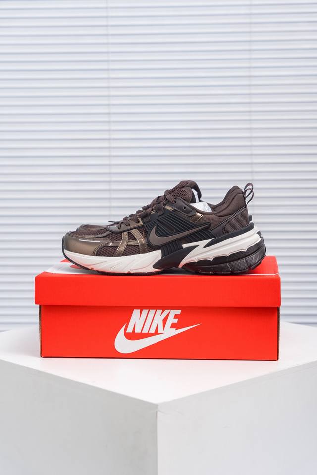 核心私 Nike V2K Run 减震防滑复古低帮跑步鞋 材质上使用大面积网眼 皮革 Tpu 组成 支撑和透气性肯定不错 中底处由 Cushlon 泡绵打造 保