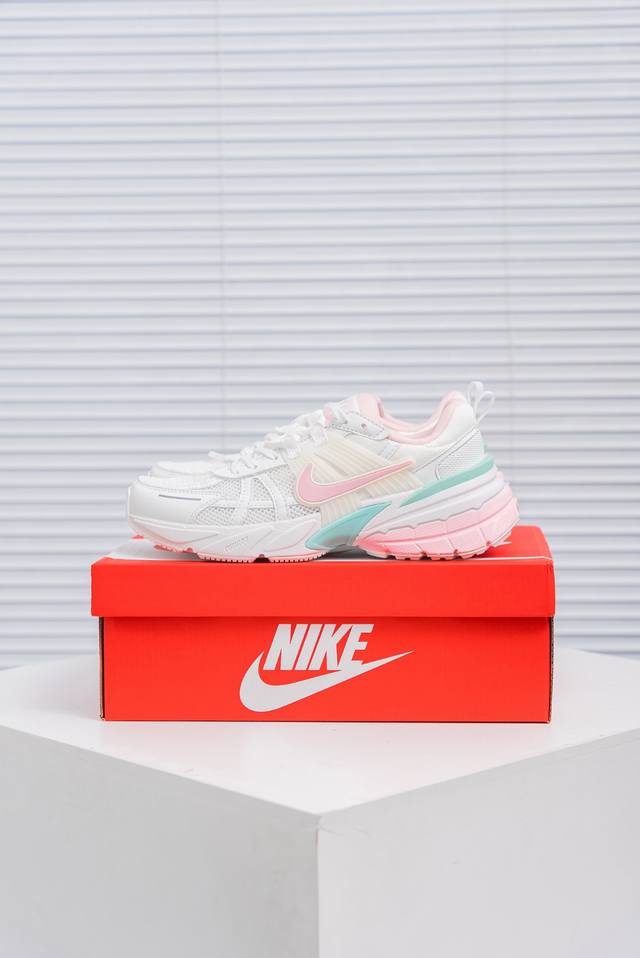 核心私 Nike V2K Run 减震防滑复古低帮跑步鞋 材质上使用大面积网眼 皮革 Tpu 组成 支撑和透气性肯定不错 中底处由 Cushlon 泡绵打造 保