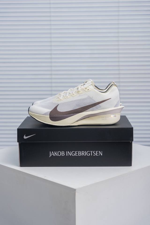 核心私 Nike Zoomx Vaporfly Next% 4 马拉松系列公路竞速超轻缓震跑步鞋 Hv6107 100 #鞋款轻盈，同时保持出色性能表现。此鞋款
