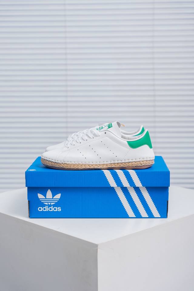 核心私 Adidas Originals Gazelle By Ec 三叶草复古防滑耐磨低帮板鞋 鞋款采用柔软的绒面革和耐用的皮革衬里融合在橡胶外底上 货号：J