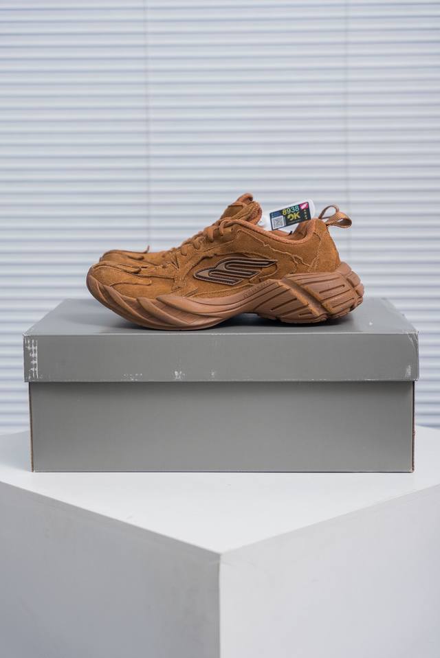 核心私 Balenciaga Cargo Sneaker 10Xl 巴黎世家 Balenciaga 秋季大秀拉开帷幕，又一双更为夸张的鞋运动鞋正式亮相，真真是将