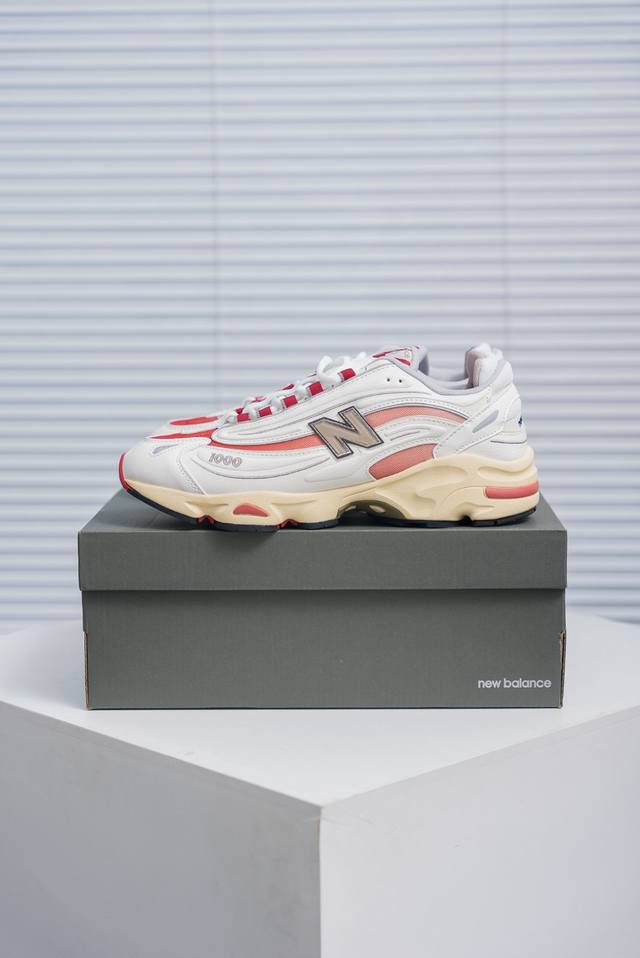 核心私 New Balance M1000 复古跑鞋 符合潮流趋势的复古老爹鞋型 采用硬质牛剖革拼接透气网眼衬垫织物鞋面材质T-Beam大底提供足步弓支撑 保持