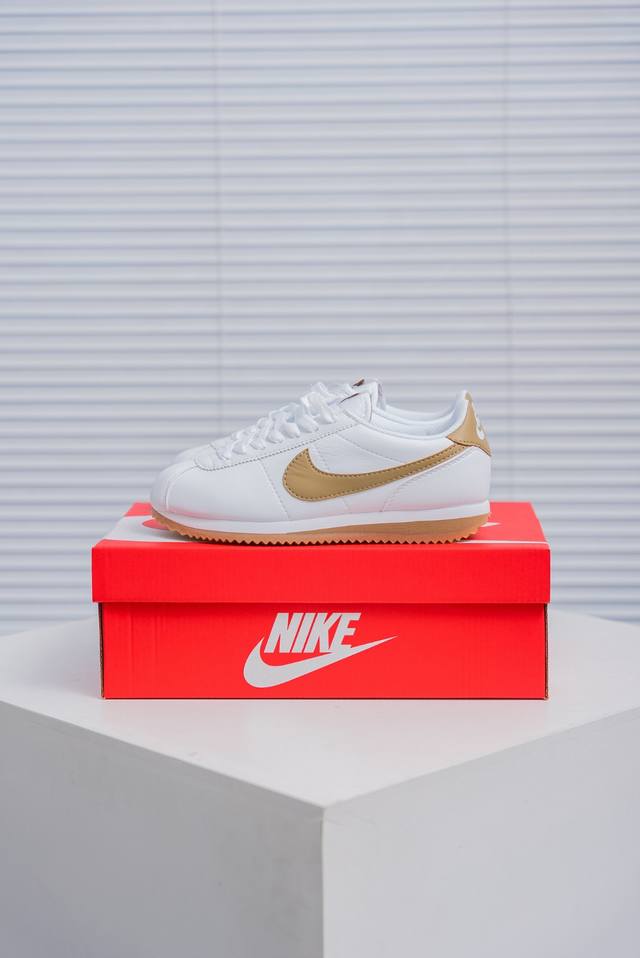 核心私 Nike Classic Cortez Nylon Pren 全新配色经典阿甘休闲跑步鞋 纯粹而执着的精神，使得Cortez种在了一代人的心里，无论是否