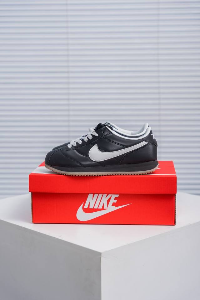 核心私 Nike Classic Cortez Nylon Pren 全新配色经典阿甘休闲跑步鞋 纯粹而执着的精神，使得Cortez种在了一代人的心里，无论是否