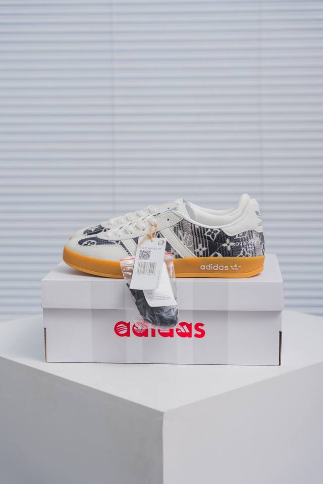 核心私 Adidas Samba Og 桑巴舞街头系列德训运动板鞋 采用固色翻毛皮组合牛剖革鞋面材质 外置正确3层组合围条加厚烟胶橡胶大底 货号：Sc9207-