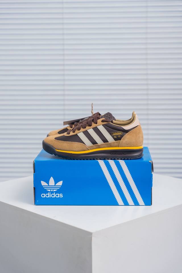 核心私 Adidas Originals Sl 72 Rs 超轻便透气复古慢跑鞋 鞋头的设计饱满圆润 鞋面是翻毛皮和尼龙材质结合 上脚舒适柔软 橡胶大底非常耐磨