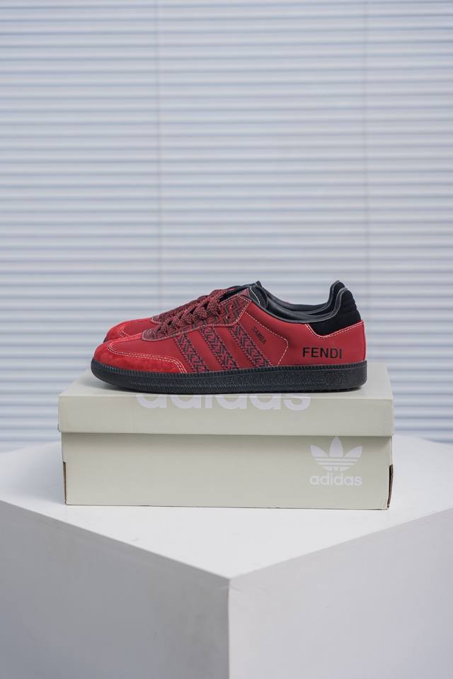 核心私 Adidas Samba Og 桑巴舞街头系列德训运动板鞋 采用固色翻毛皮组合牛剖革鞋面材质 外置正确3层组合围条加厚烟胶橡胶大底 货号：Xr0007