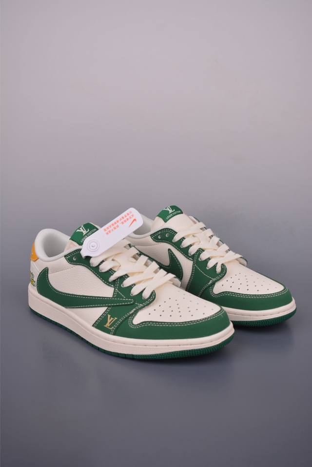 Fragment X Travis Scott X Lv Air Jordan 1 Low 三方联名倒钩 全新的三方联名低帮倒钩鞋面延续了黑脚趾设计，整双鞋以全
