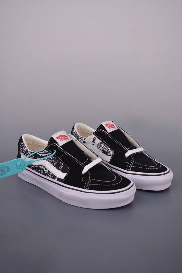 Vans Sk8-Low 腰果花 全新一代 低帮硫化帆布鞋 该鞋款以白线勾勒出整体造型，鞋面采用帆布搭配麂皮材质，鞋身布满腰果印花图案，极具辨识度，上脚百搭不出