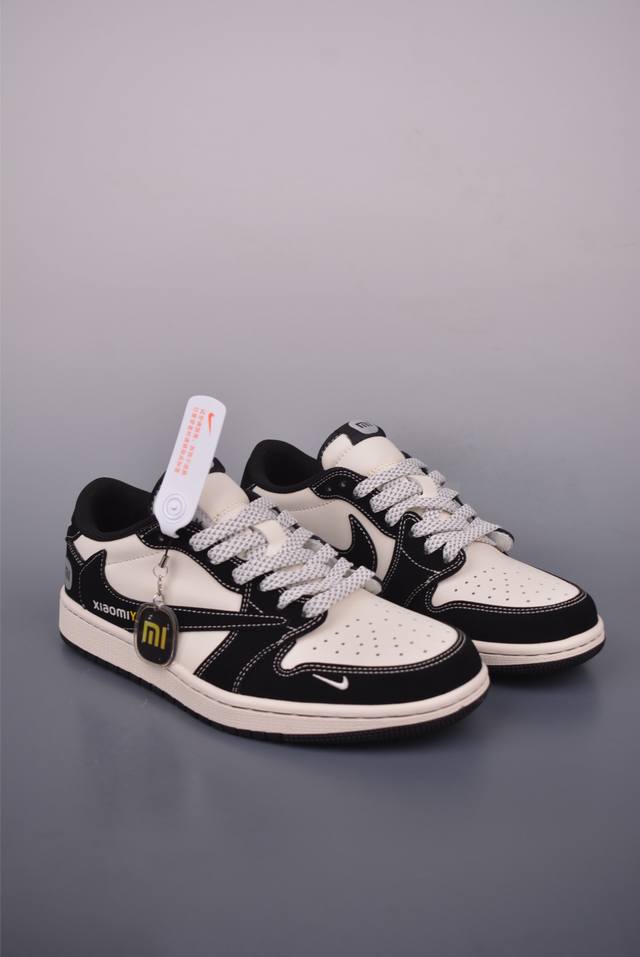 Fragment X Travis Scott X 小米Su7 Air Jordan 1 Low 三方联名倒钩 全新的三方联名低帮倒钩鞋面延续了黑脚趾设计，整双