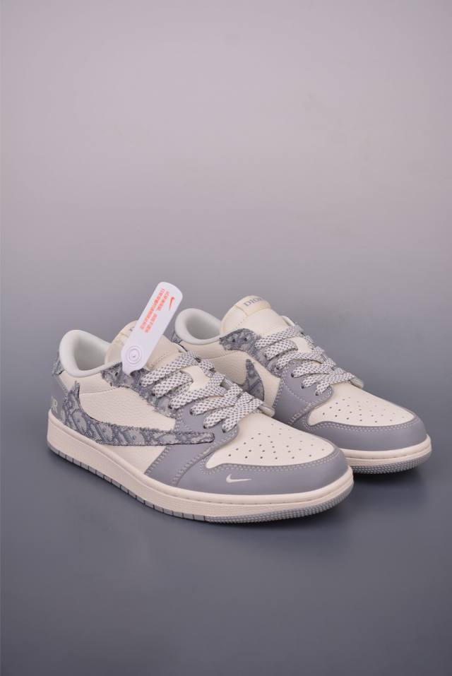 Fragment X Travis Scott X Dior Air Jordan 1 Low 三方联名倒钩 全新的三方联名低帮倒钩鞋面延续了黑脚趾设计，整双鞋