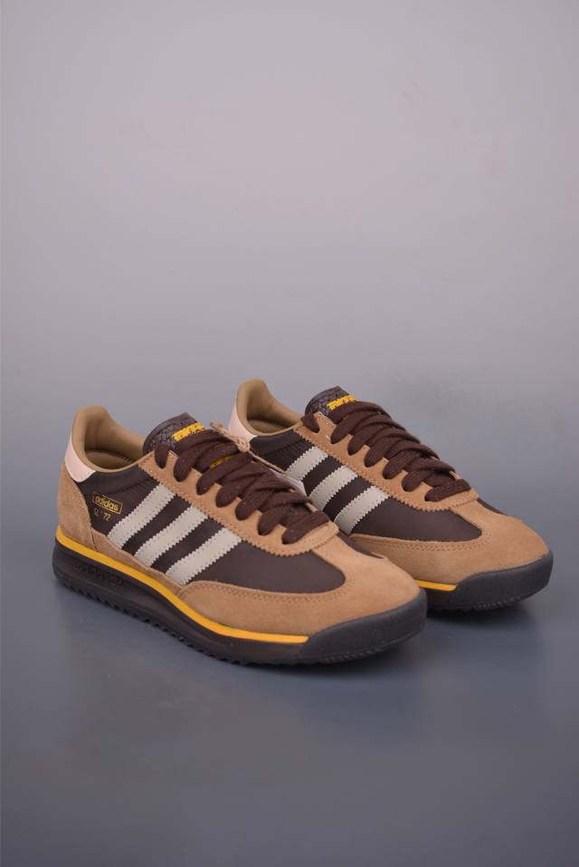 Adidas Originals Sl 72Rs 超轻便透气复古慢跑鞋 鞋头的设计饱满圆润 鞋面是翻毛皮和尼龙材质结合 上脚舒适柔软 橡胶大底非常耐磨防滑 包裹