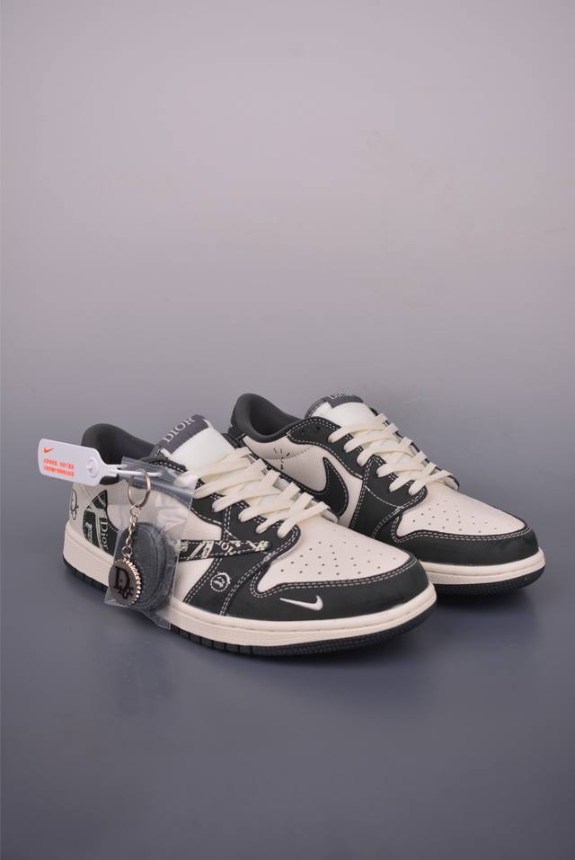 Fragment X Travis Scott X Dior Air Jordan 1 Low 三方联名倒钩 全新的三方联名低帮倒钩鞋面延续了黑脚趾设计，整双鞋