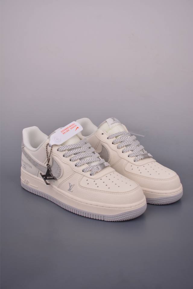 Nike Air Force 1 Low Lv联名 原楦头原纸板 打造纯正空军版型 专注外贸渠道 全掌内置蜂窝气垫 原盒配件 原厂中底钢印、拉帮完美 官方货号: