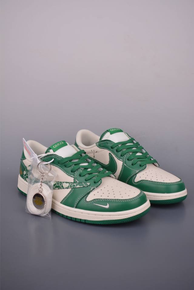 Fragment X Travis Scott X Guuci Air Jordan 1 Low 三方联名倒钩 全新的三方联名低帮倒钩鞋面延续了黑脚趾设计，整双