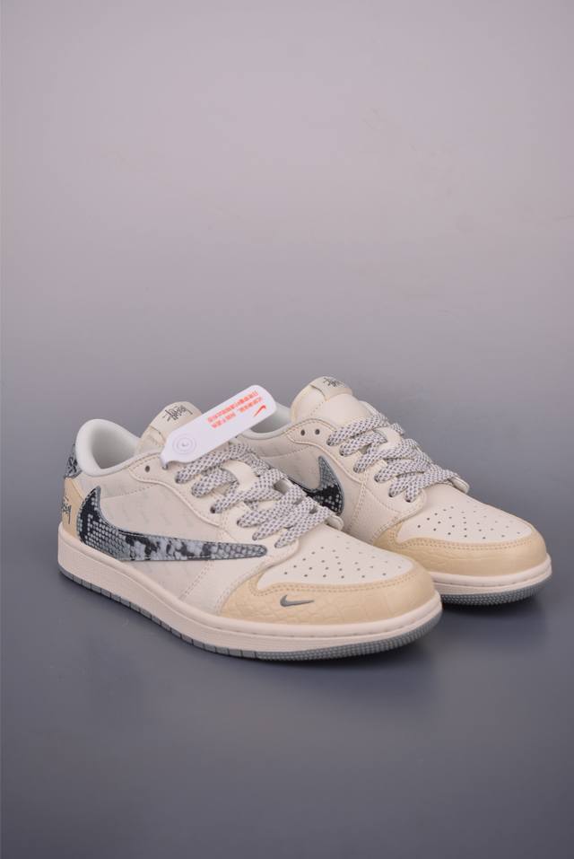 Fragment X Travis Scott X 斯图西 Air Jordan 1 Low 三方联名倒钩 全新的三方联名低帮倒钩鞋面延续了黑脚趾设计，整双鞋以