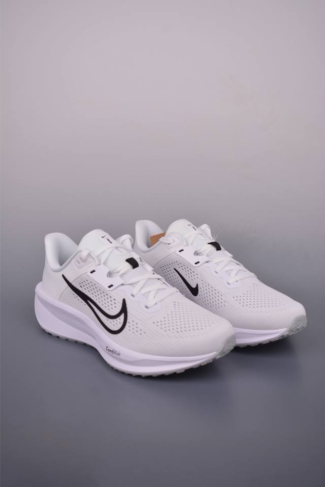 Nike Quest 6极速6代 网面透气 时尚休闲跑步鞋 简约高科技设计采用多层材料，为双足带来凉爽感受和稳固体验时尚鞋面搭配中足包覆设计，提供稳固贴合感。一