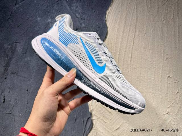 新品上市实拍 Nike Vomero 18 耐克 舒适减震防滑 低帮跑步鞋 全掌Reactx泡绵中底 前掌和后跟还配备了Air Zoom气垫单元 据说跑起来更快