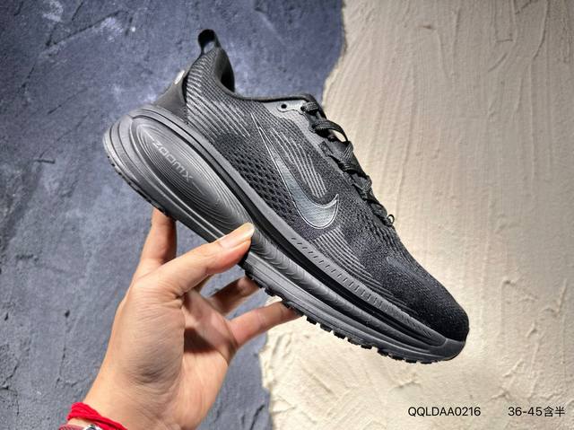 新品上市实拍 Nike Vomero 18 耐克 舒适减震防滑 低帮跑步鞋 全掌Reactx泡绵中底 前掌和后跟还配备了Air Zoom气垫单元 据说跑起来更快