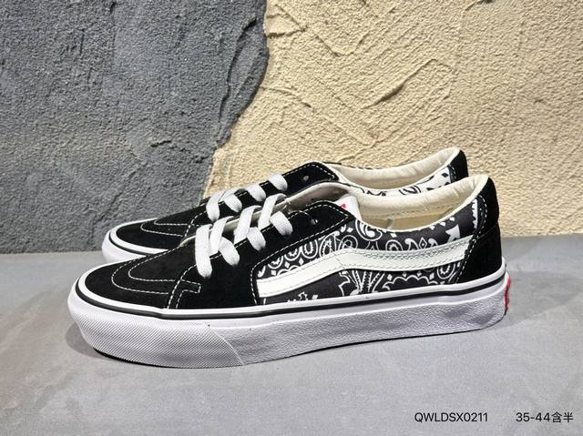新品上市实拍 #Vans Sk8-Hi Pokonyan 神仙配色，鞋身采用宝蓝鹿皮绒 米白帆布搭配，加上红色Logo饰条，柠檬黄鞋舌织唛标可谓是点睛之笔，让你